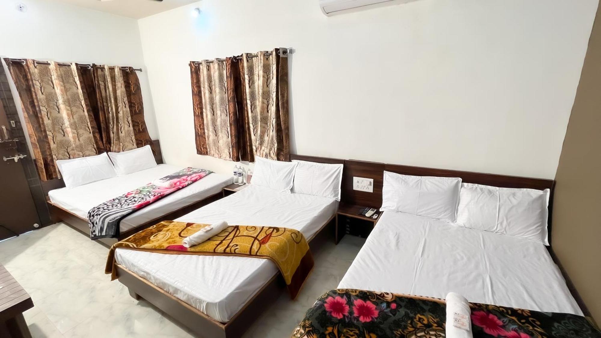 Hotel Rudraksh 우자인 외부 사진